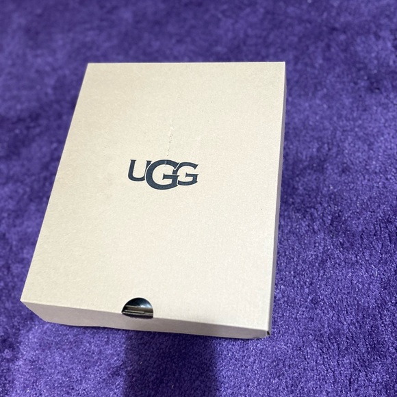 BRAND NEW‼️ UGG Kids Classic Mini ll (SIZE 4 GIRLS)
(COLOR CHESTNUT) main image 2
